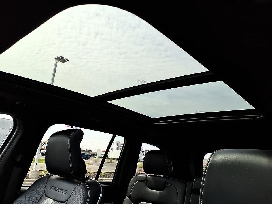 Used 2022 Jeep Grand Cherokee Overland w/ Luxury Tech Group IV image 20