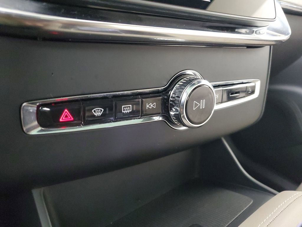 Certified 2025 Volvo XC90 B6 Plus image 32