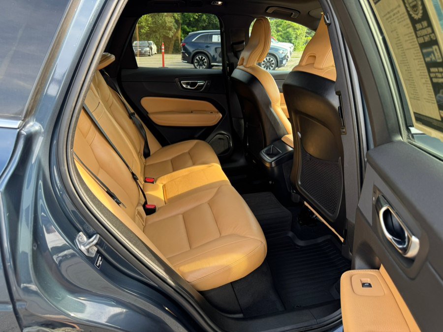 Used 2020 Volvo XC60 T6 Momentum AWD/4WD image 18
