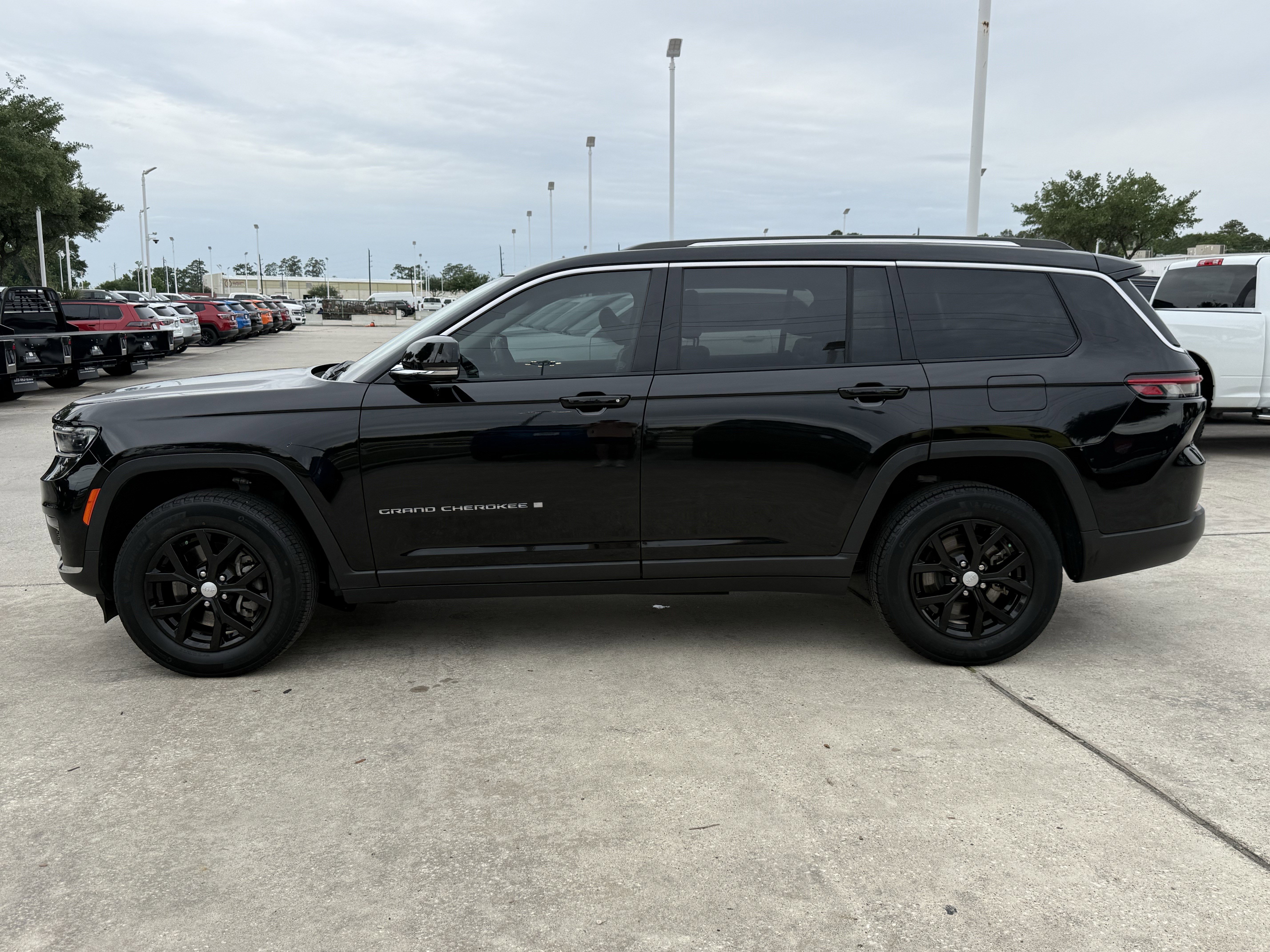 Used 2023 Jeep Grand Cherokee L Limited w/ Trailer Tow Group (B) image 9