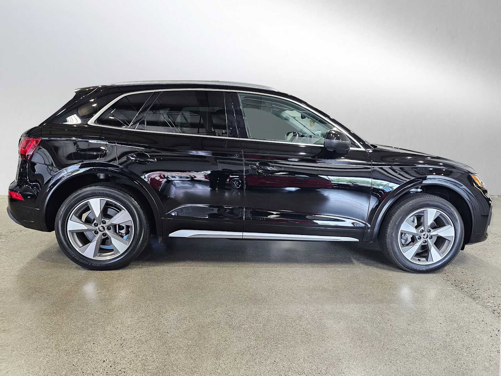 Used 2023 Audi Q5 2.0T Premium Plus w/ Premium Plus Package AWD/4WD image 2