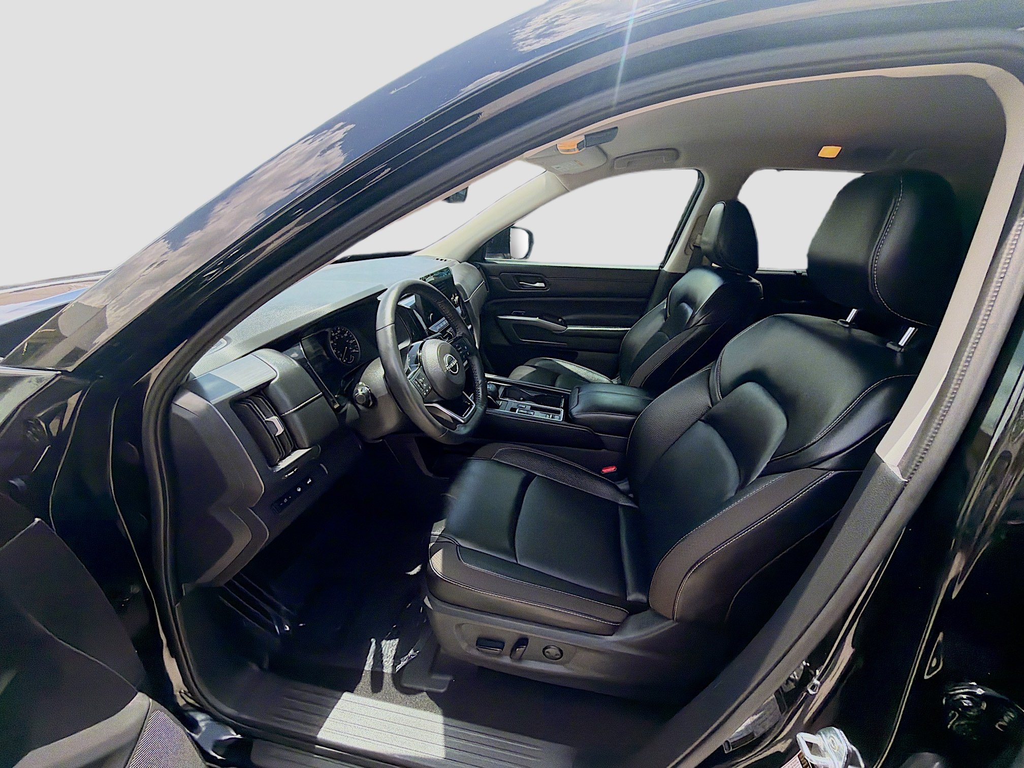 Used 2024 Nissan Pathfinder SL w/ Black Appearance Package FWD image 16