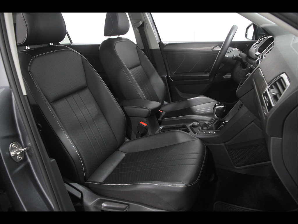 Used 2023 Volkswagen Tiguan SE AWD/4WD image 16