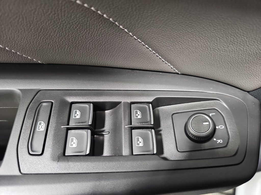 Used 2022 Volkswagen Atlas Cross Sport SEL R-Line AWD/4WD image 30