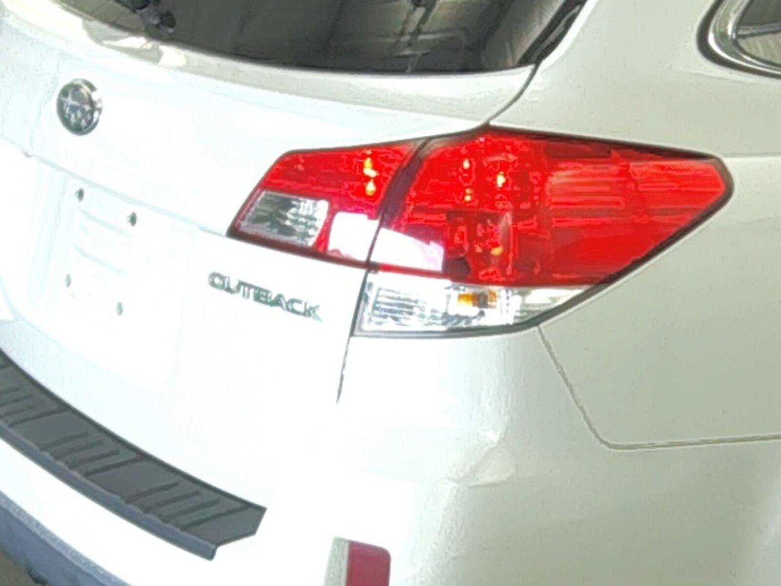 Used 2014 Subaru Outback 2.5i Limited AWD/4WD image 9