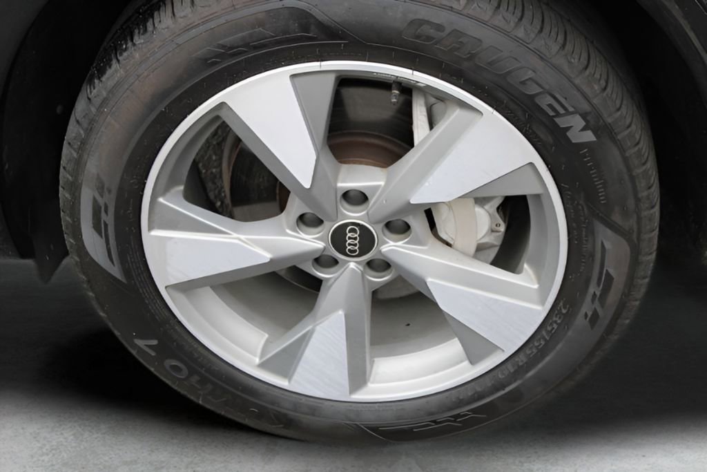 Used 2023 Audi Q5 2.0T Premium Plus w/ Premium Plus Package AWD/4WD image 2