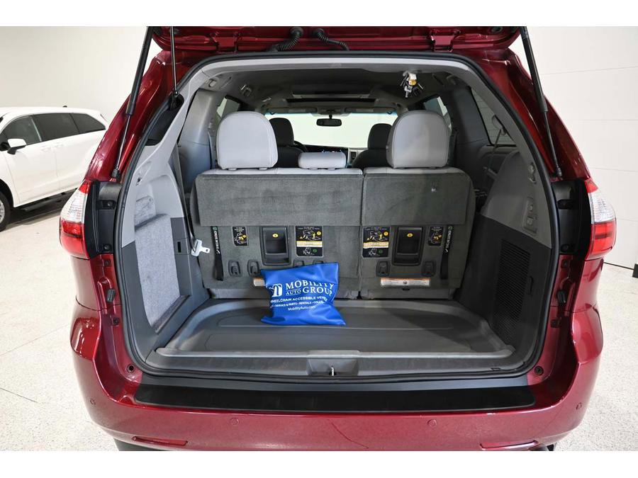 Used 2015 Toyota Sienna XLE Premium FWD image 27