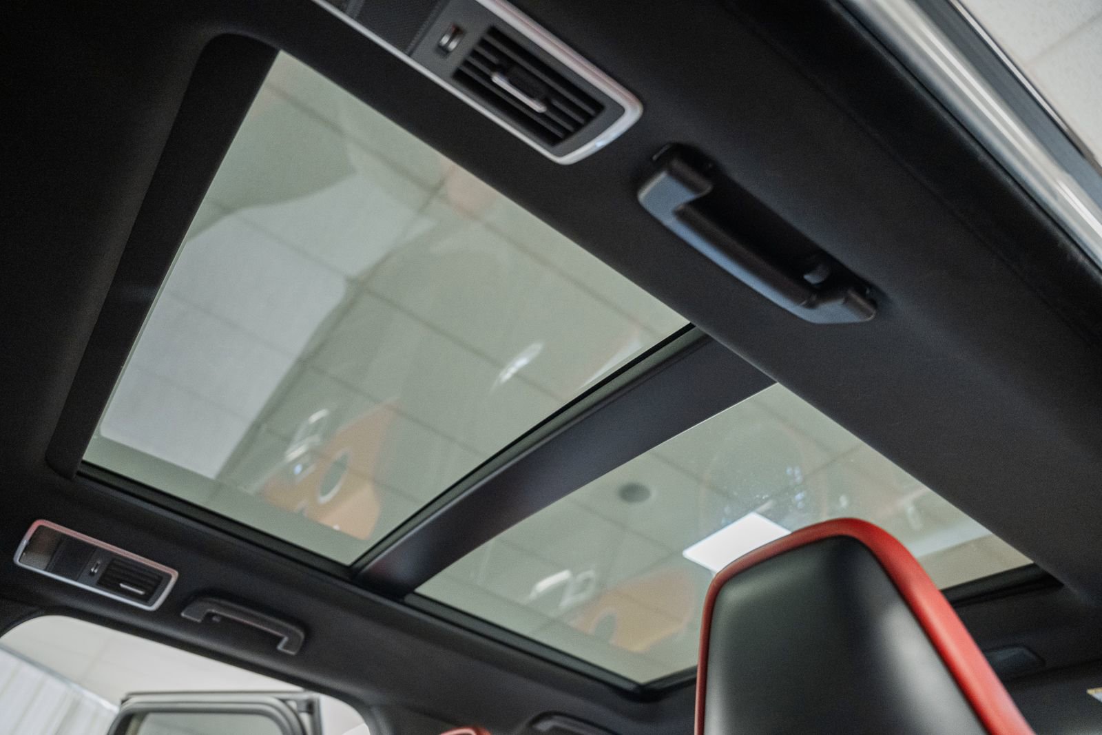 Used 2019 Land Rover Range Rover Sport SVR image 39