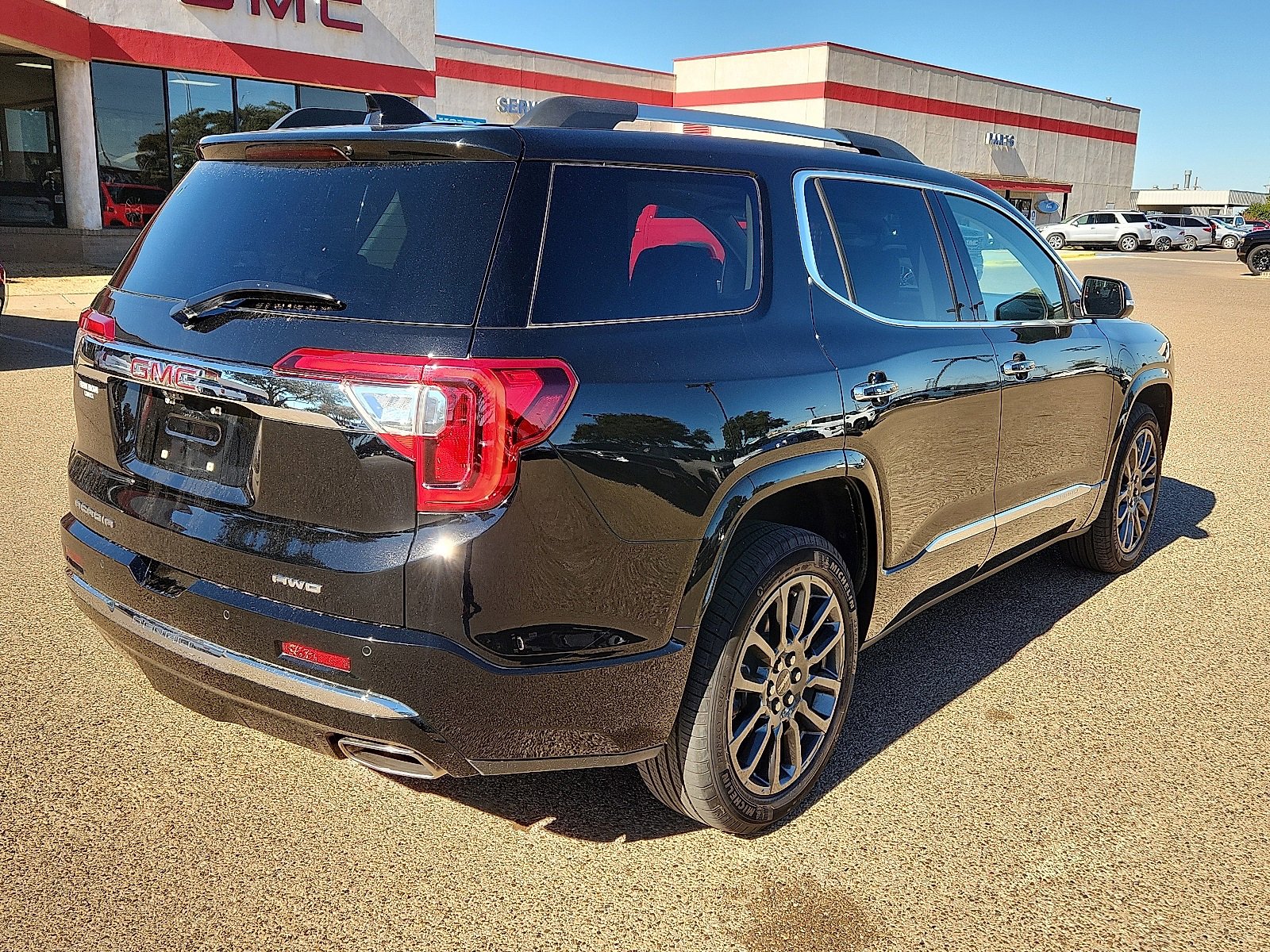 Used 2023 GMC Acadia Denali w/ Black Diamond Edition image 4