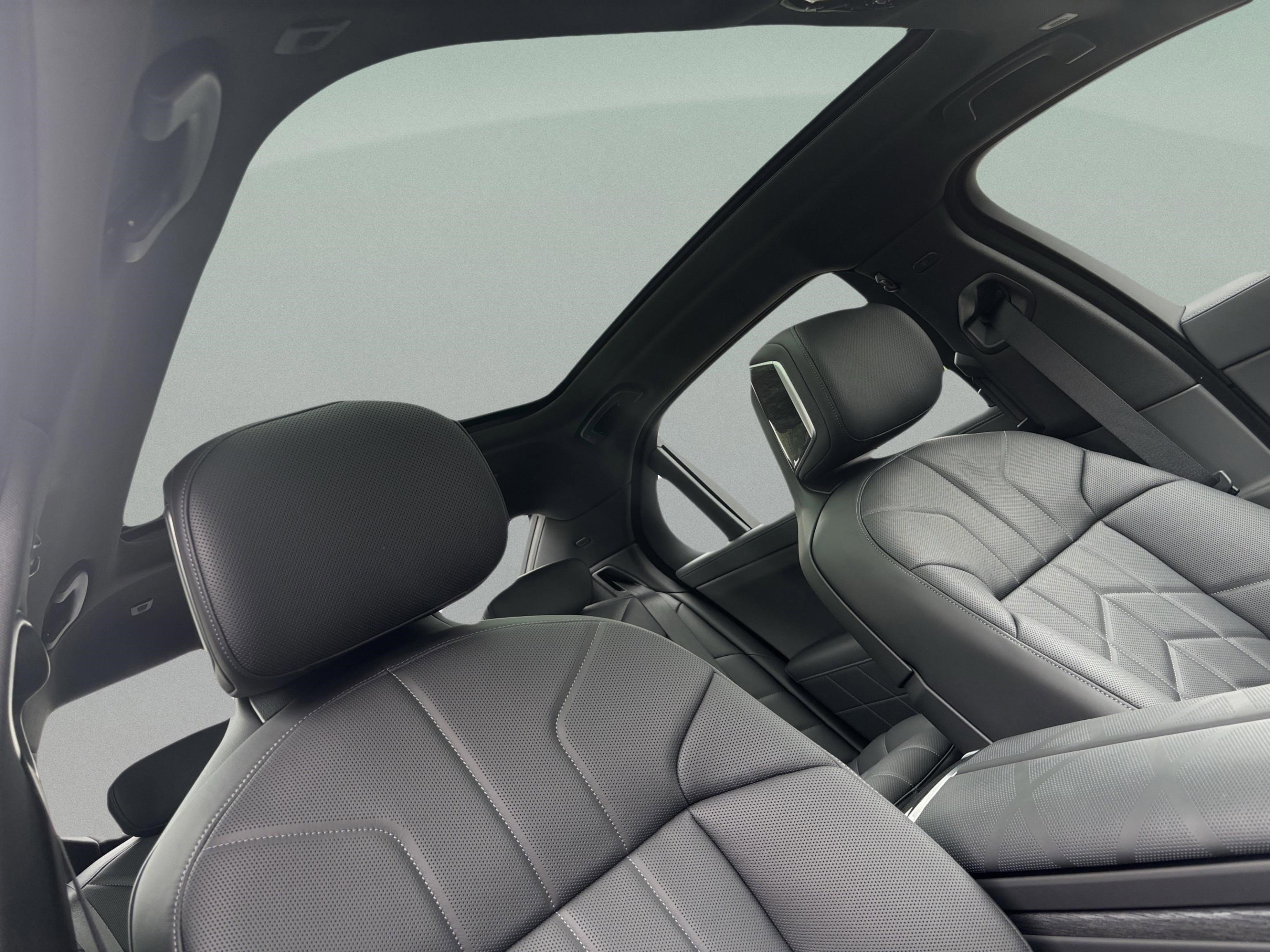 New 2026 BMW 750e xDrive image 33