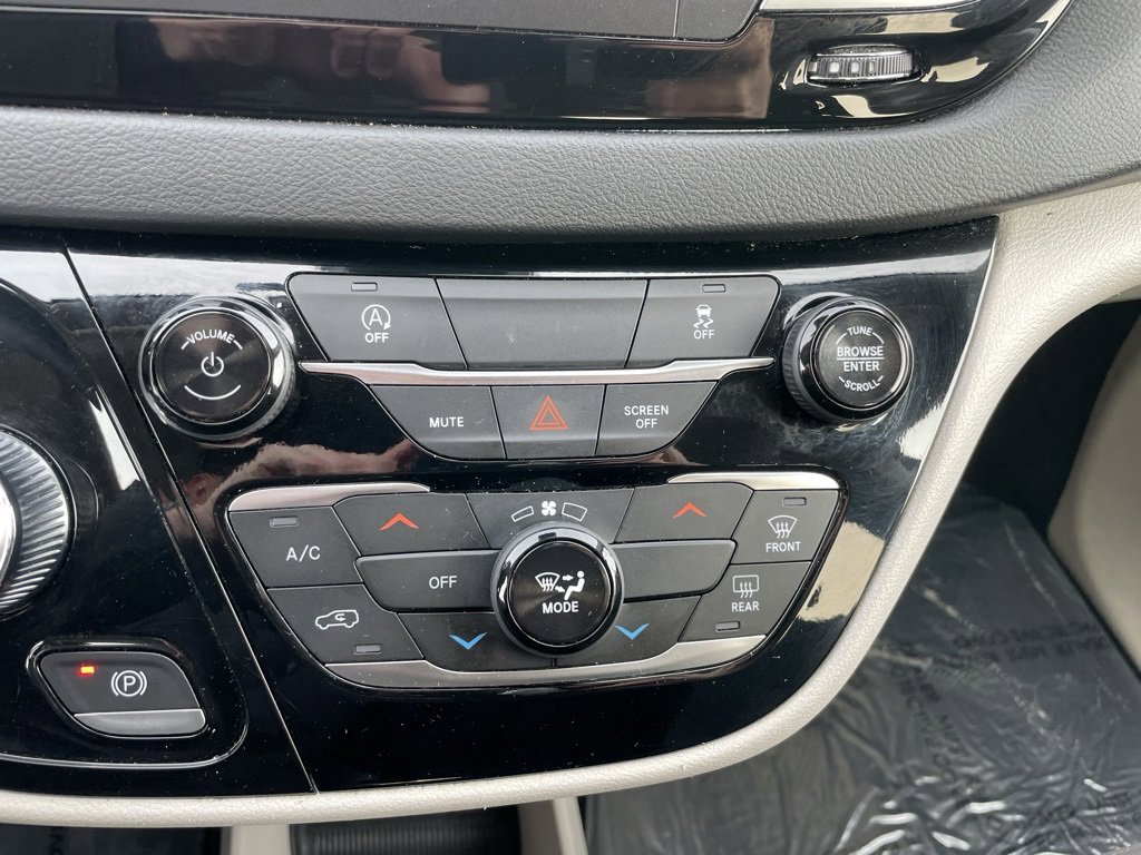 Used 2024 Chrysler Voyager LX image 12