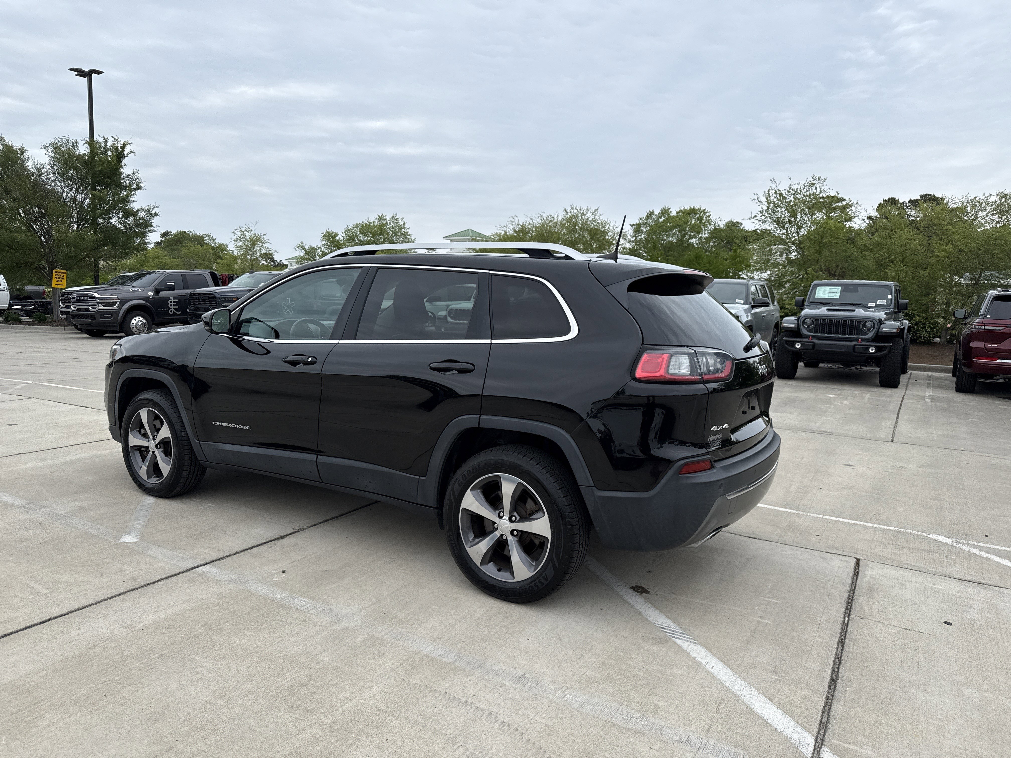 Used 2019 Jeep Cherokee Limited AWD/4WD image 8