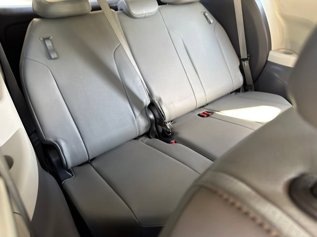 Used 2021 Toyota Sienna XLE FWD image 22