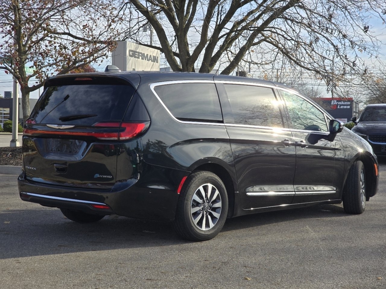 Used 2022 Chrysler Pacifica Limited w/ Uconnect Theater Family Group image 21