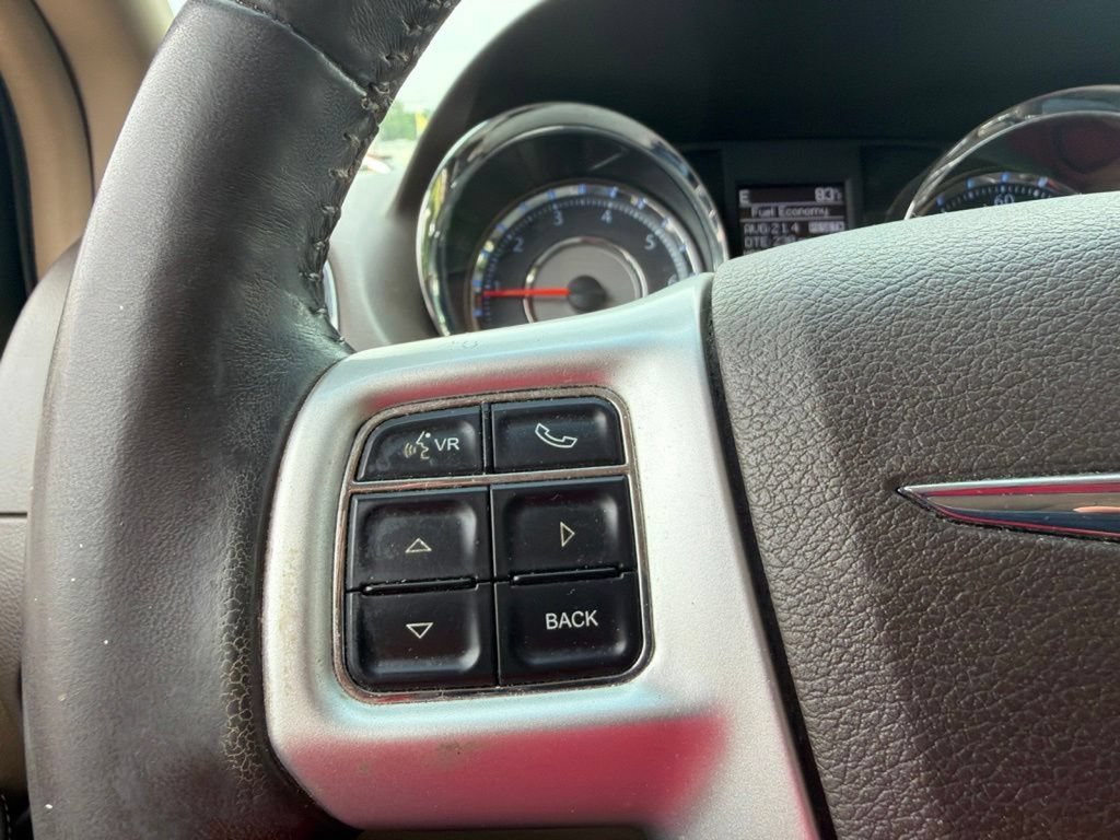 Used 2014 Chrysler Town & Country Touring FWD image 20