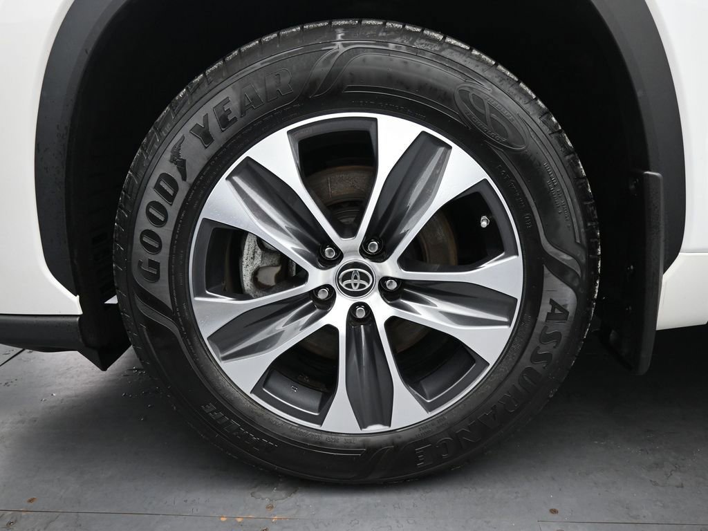 Used 2022 Toyota Highlander XLE AWD/4WD image 14
