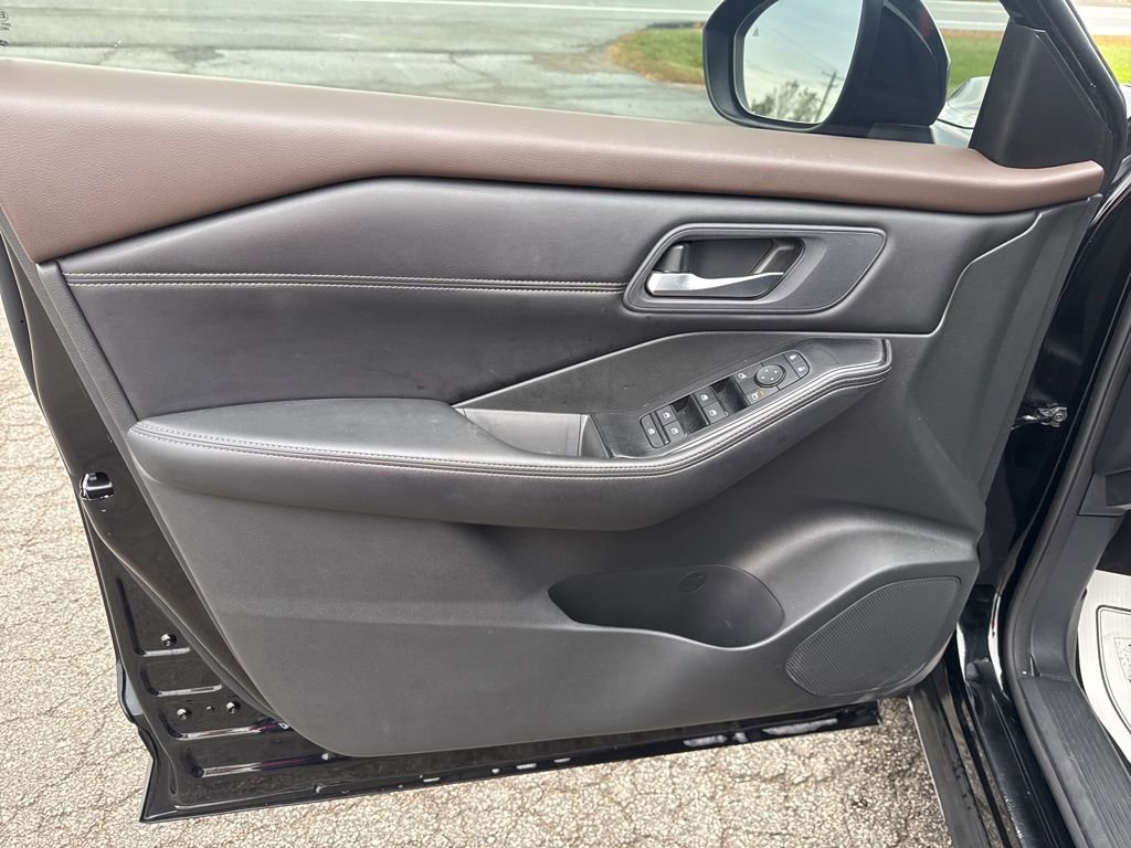 Used 2023 Nissan Rogue SV w/ SV Premium B Package image 24