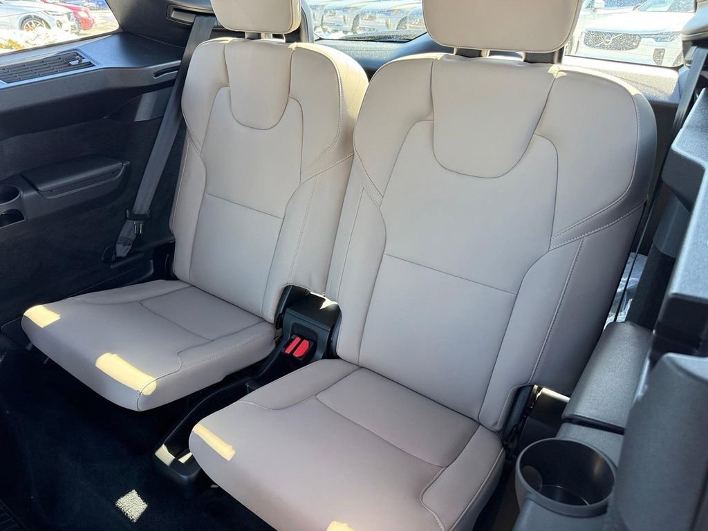 Certified 2025 Volvo XC90 T8 Plus image 9
