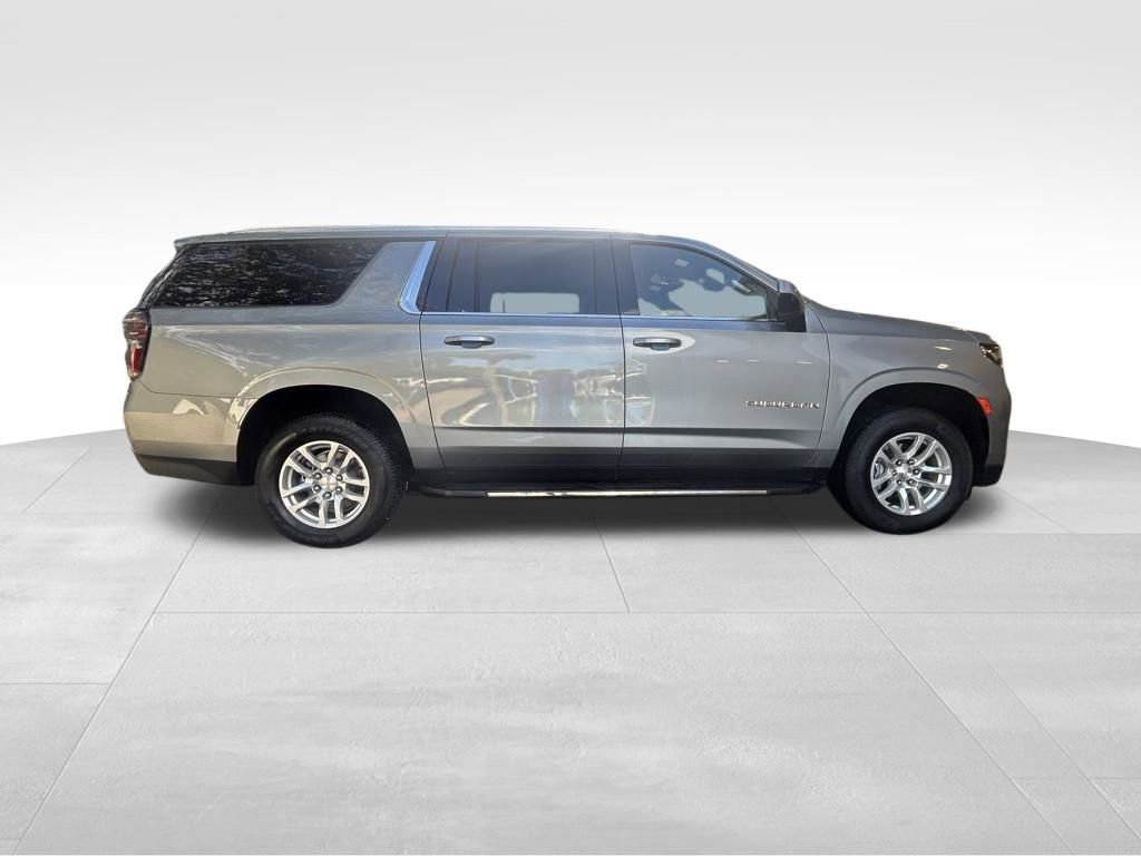Used 2023 Chevrolet Suburban LT image 3