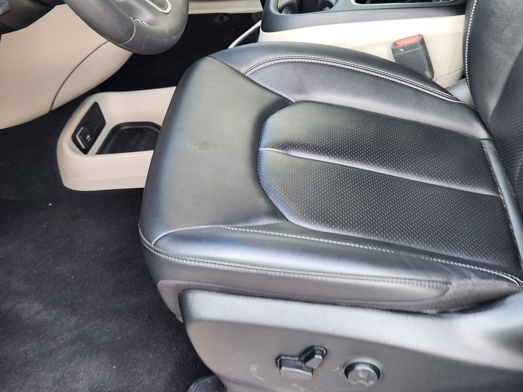 Used 2024 Chrysler Pacifica Select image 8