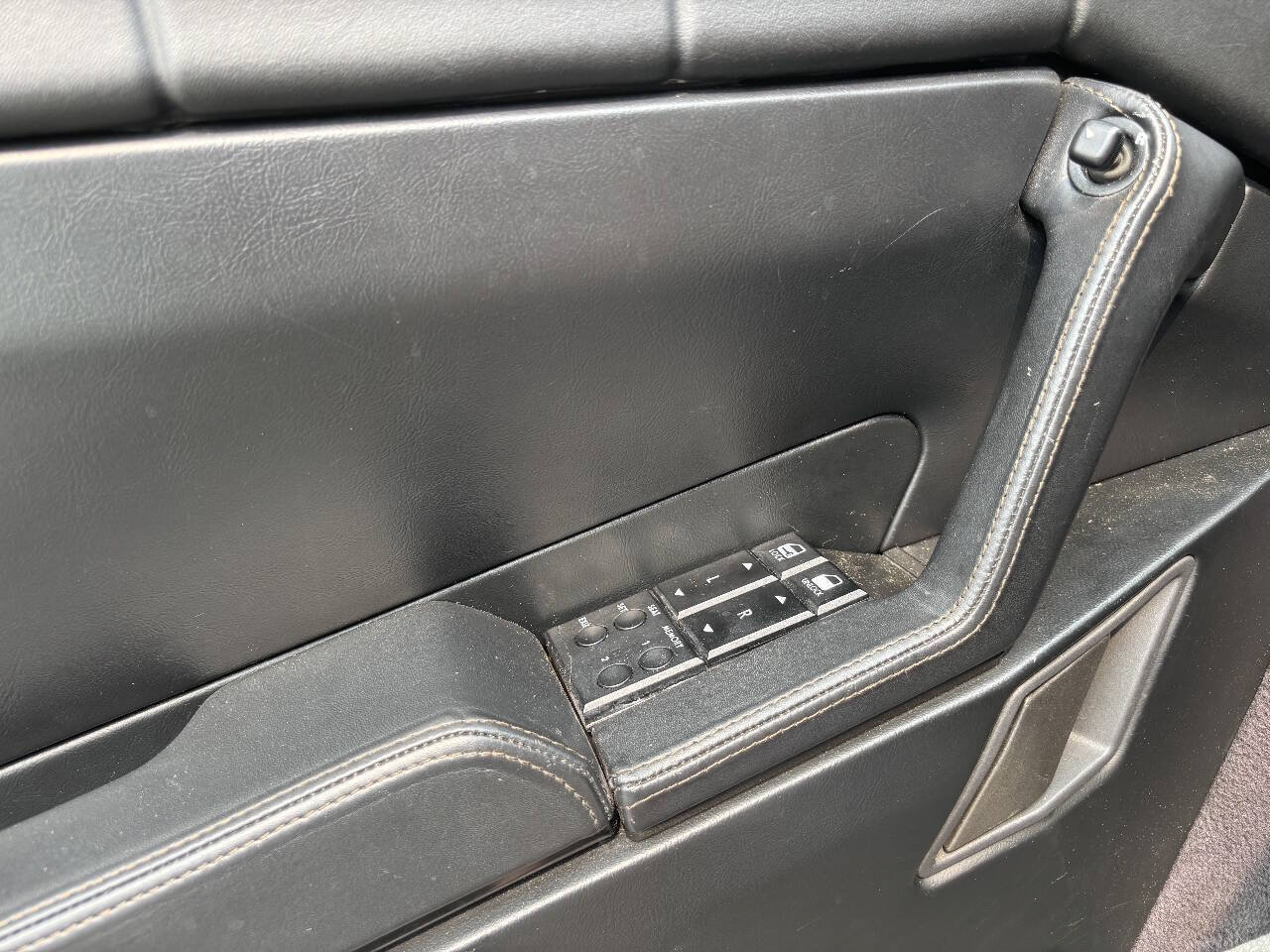 Used 1993 Cadillac Allante FWD image 7