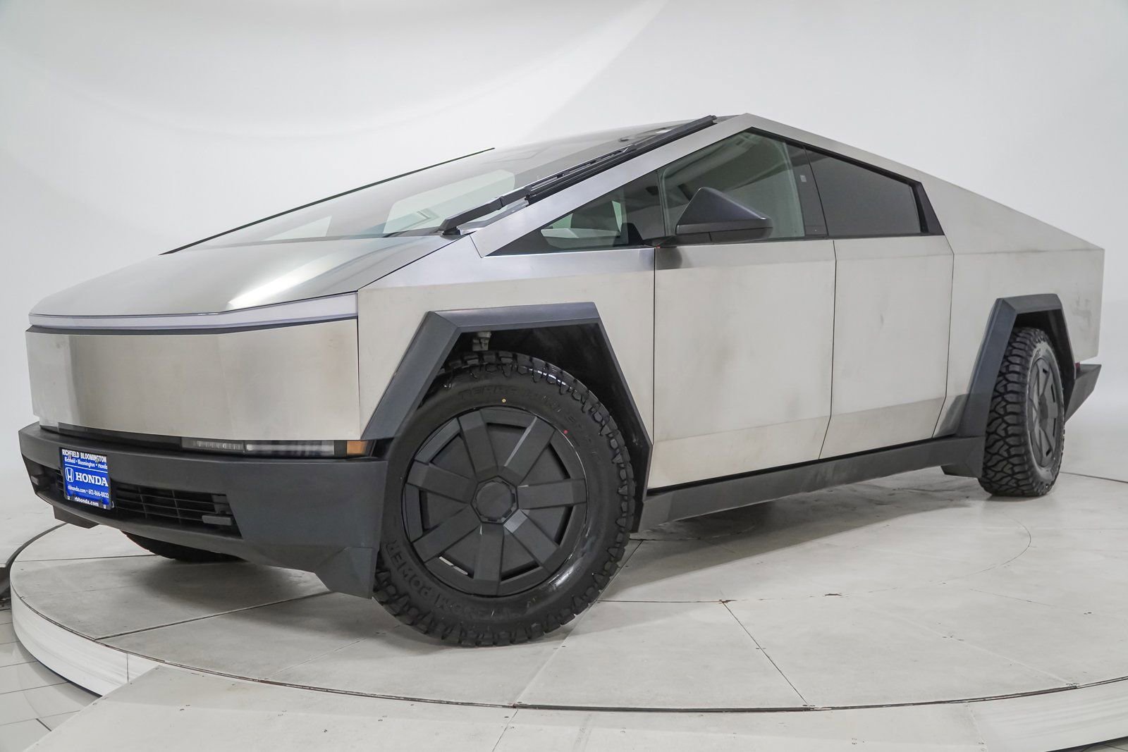 Used 2025 Tesla Cybertruck AWD Crew Cab image 1