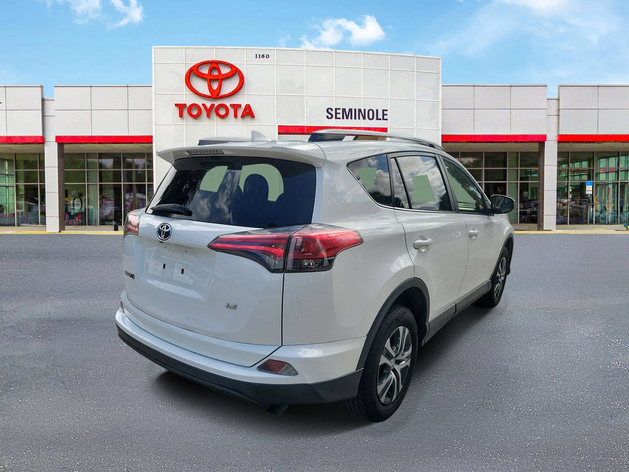 Used 2018 Toyota RAV4 LE FWD image 3