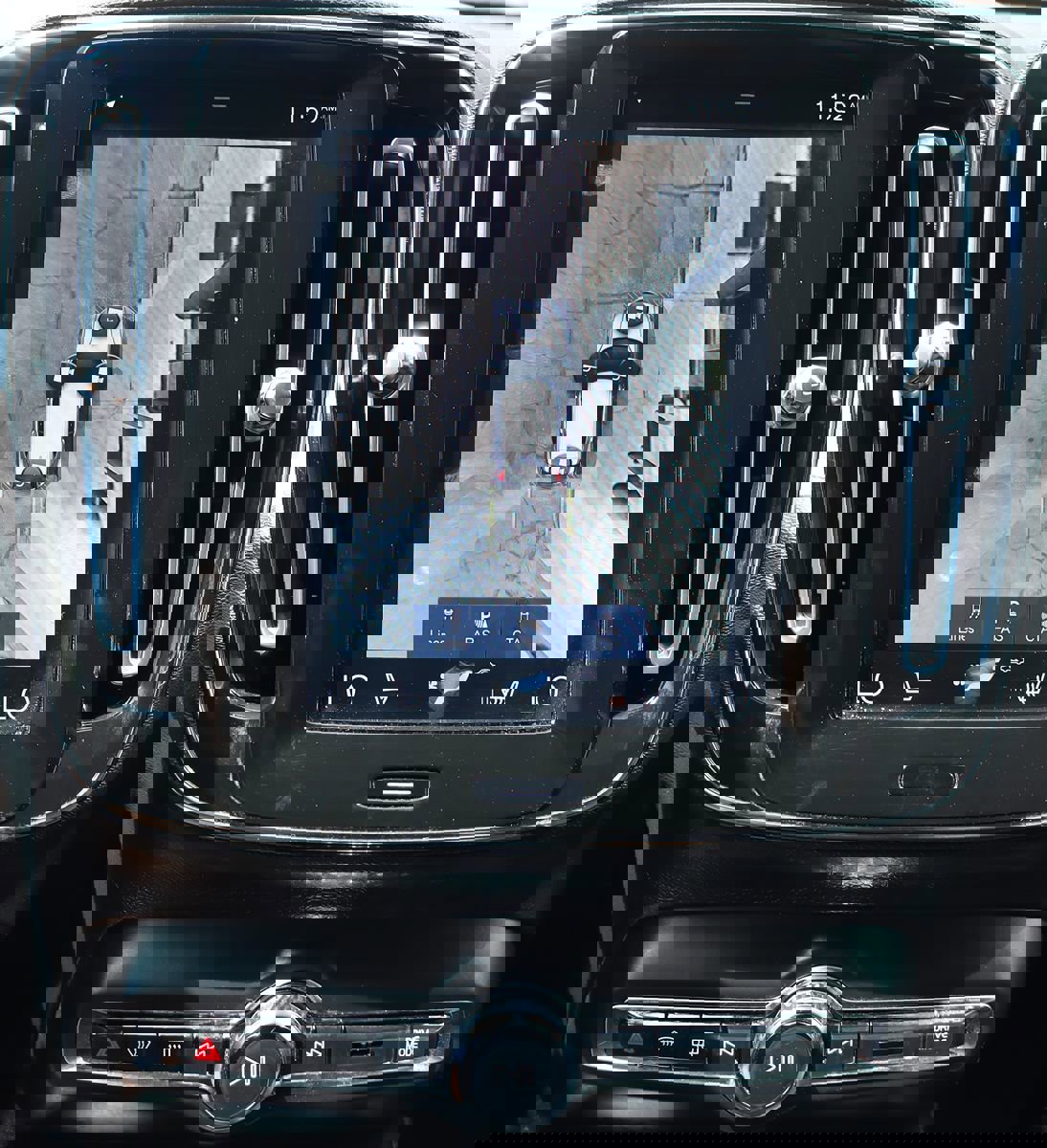 Used 2022 Volvo XC40 T4 Momentum image 45