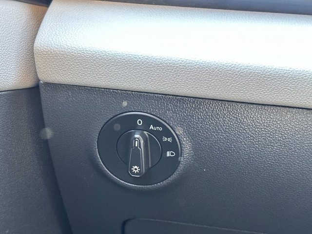 Used 2022 Volkswagen Taos SE w/ Panoramic Sunroof Package FWD image 29