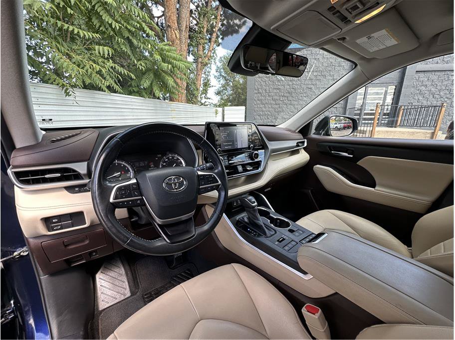 Used 2022 Toyota Highlander XLE AWD/4WD image 2