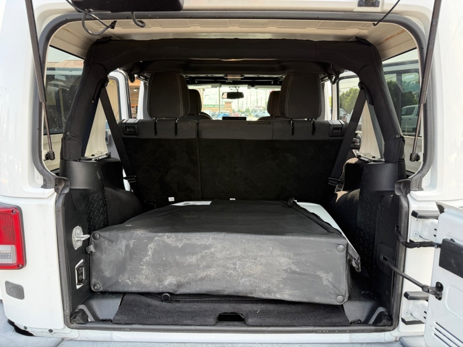 Used 2018 Jeep Wrangler Unlimited Sahara AWD/4WD image 32