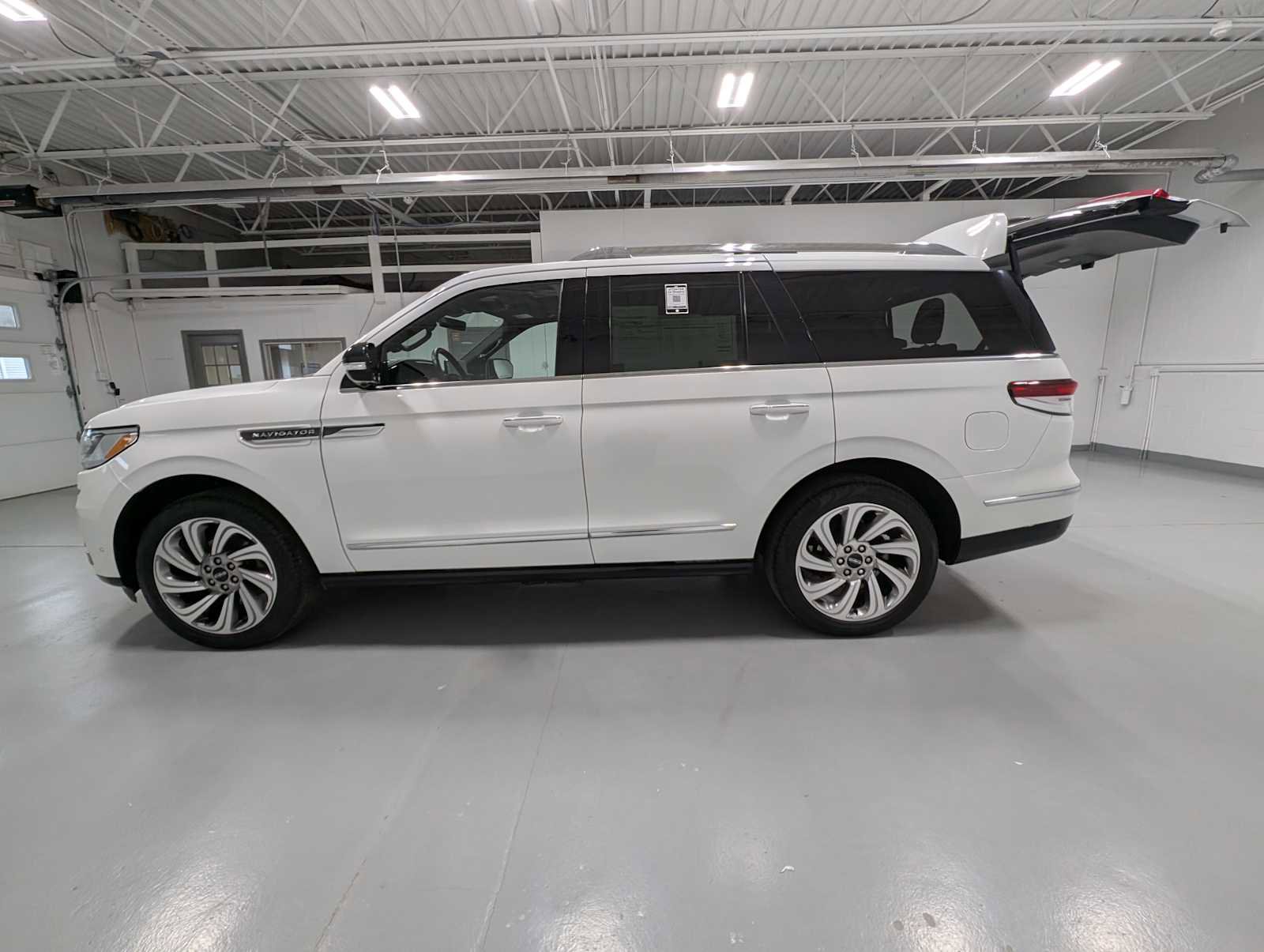 Certified 2023 Lincoln Navigator Reserve AWD/4WD image 12