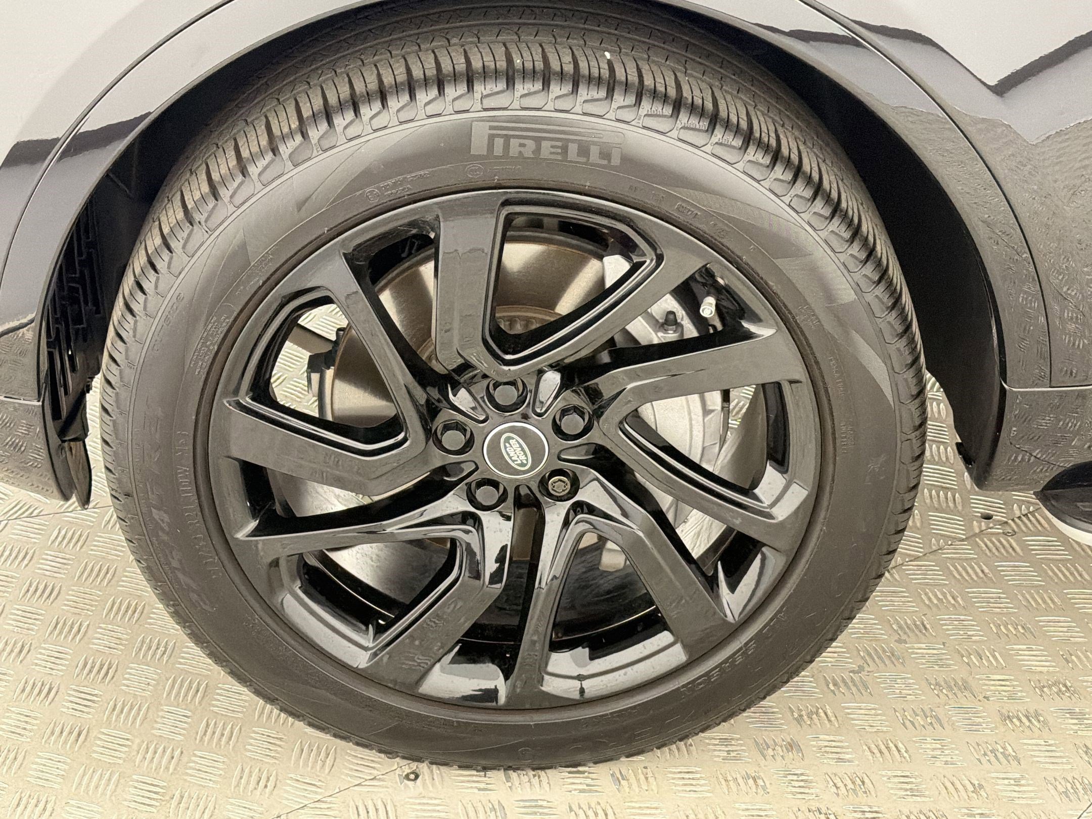 Used 2025 Land Rover Discovery Dynamic SE image 11