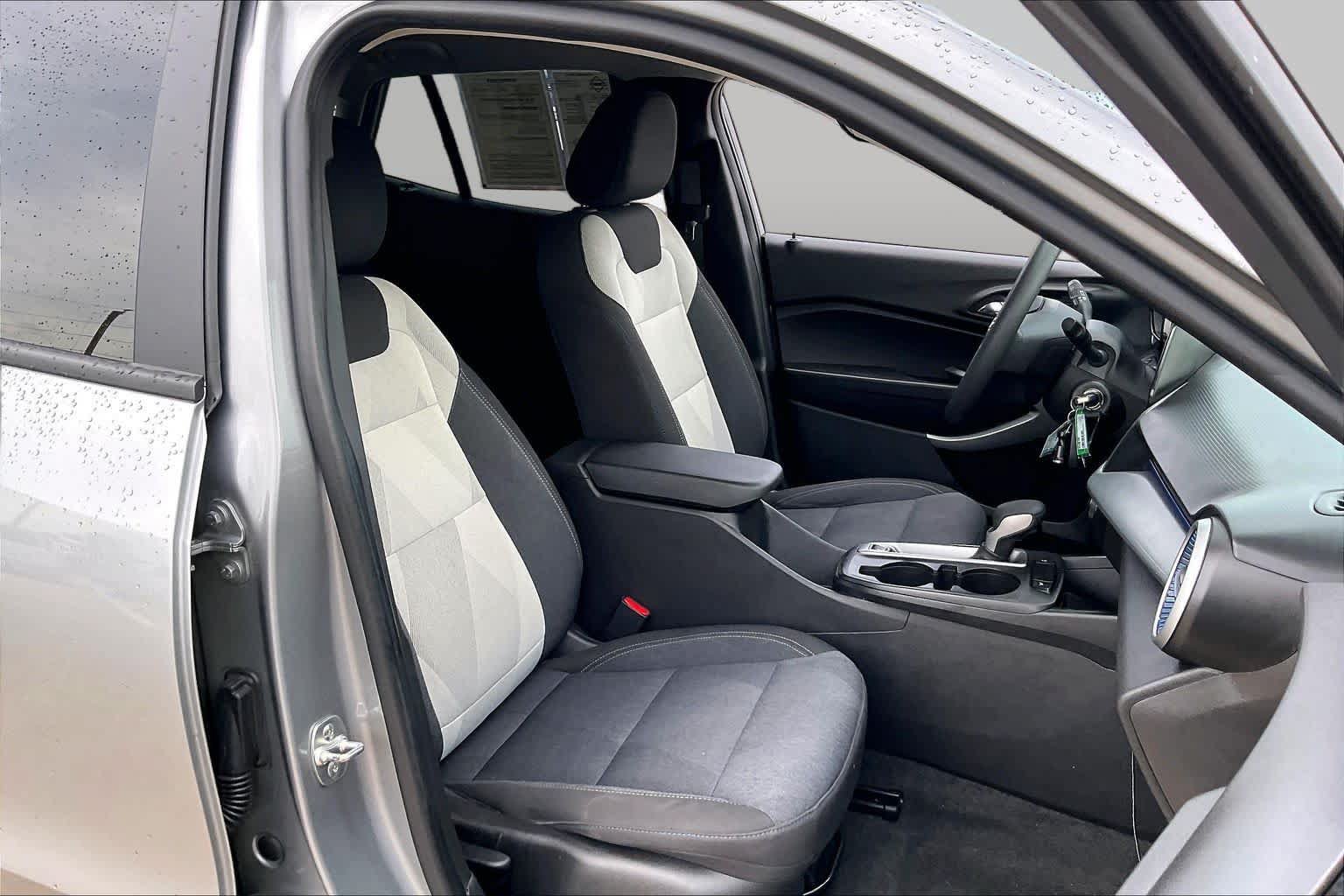 Used 2025 Chevrolet Trax LS w/ LS Convenience Package FWD image 9