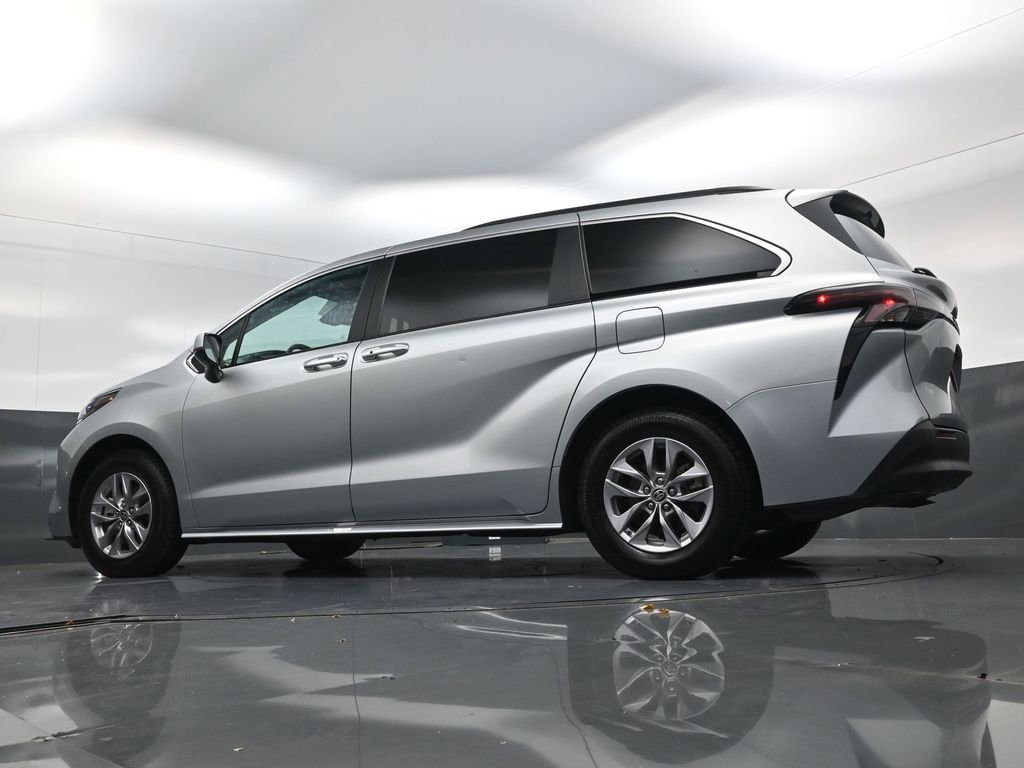 Used 2024 Toyota Sienna XLE image 21
