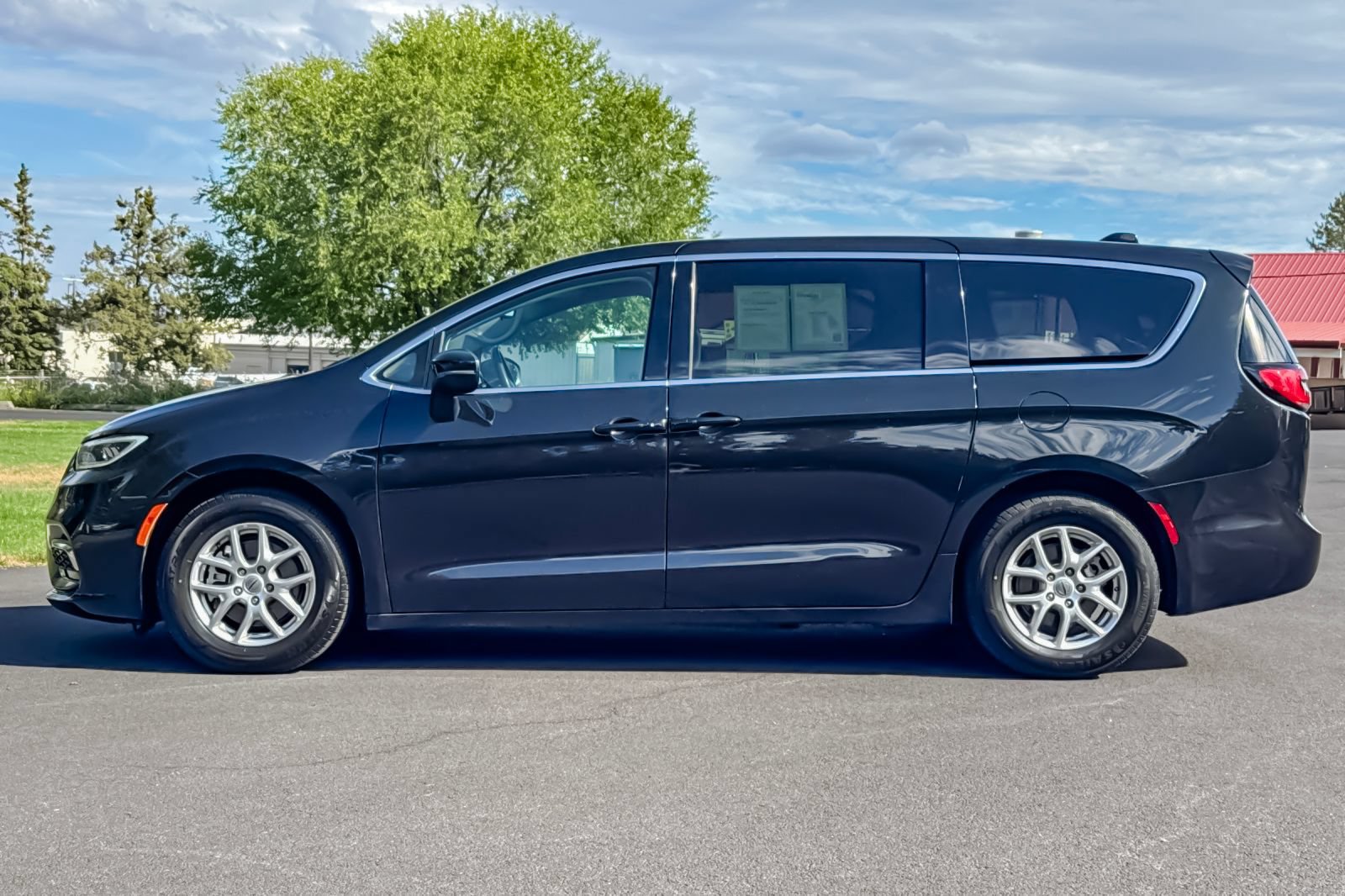 Used 2023 Chrysler Pacifica Touring-L FWD image 8