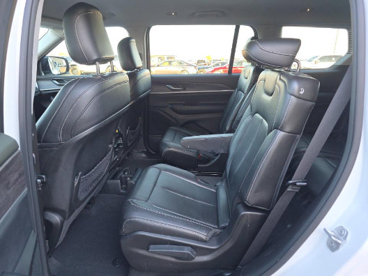 Used 2023 Jeep Grand Cherokee L Limited w/ Black Appearance Package AWD/4WD image 9