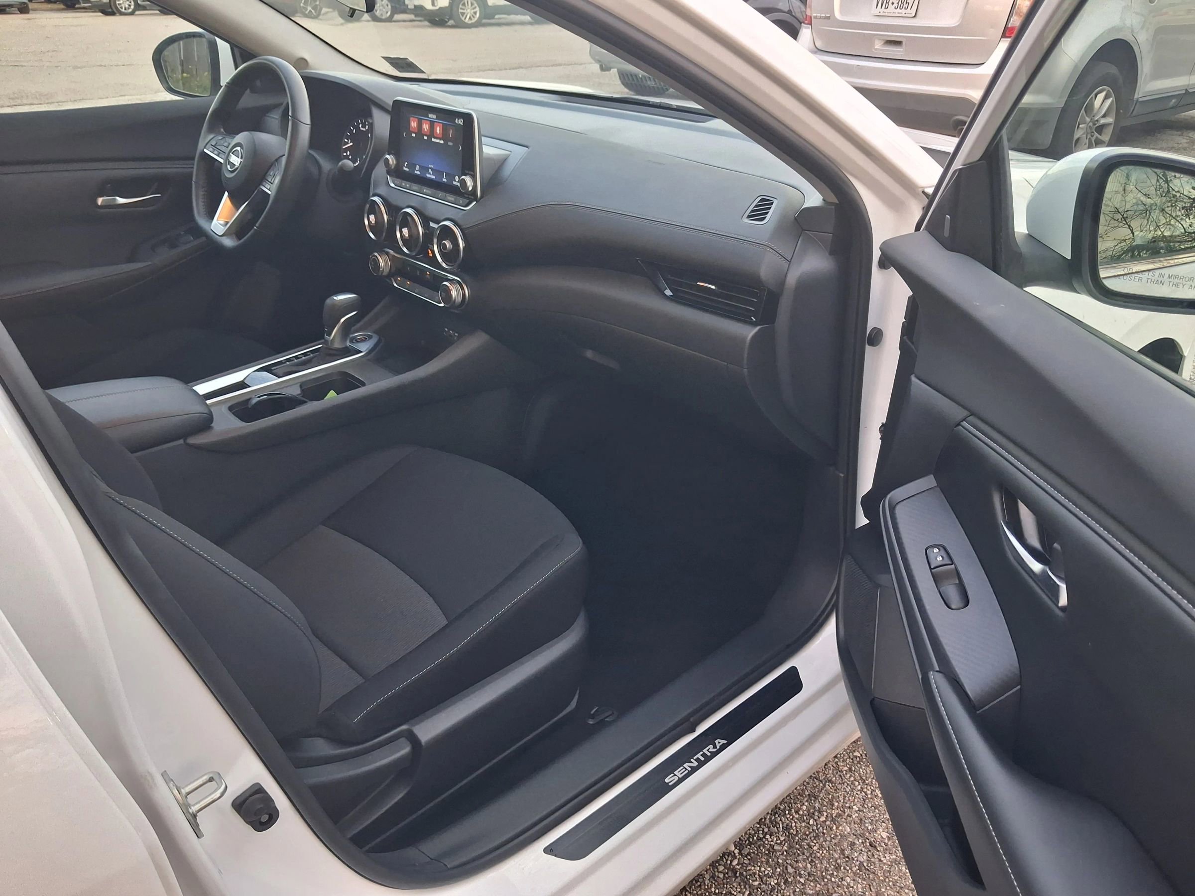 Used 2022 Nissan Sentra SV w/ Trunk Package image 2