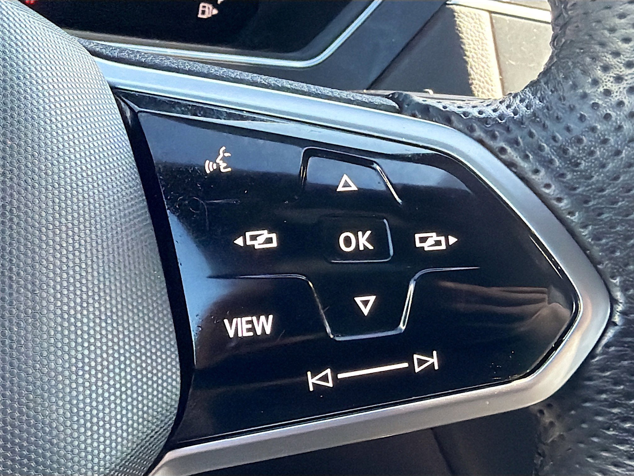 Used 2023 Volkswagen Tiguan SE R-Line image 35