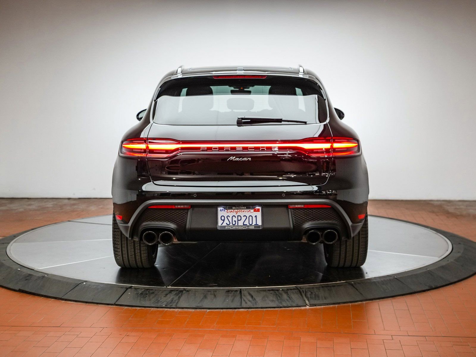 Certified 2025 Porsche Macan image 7