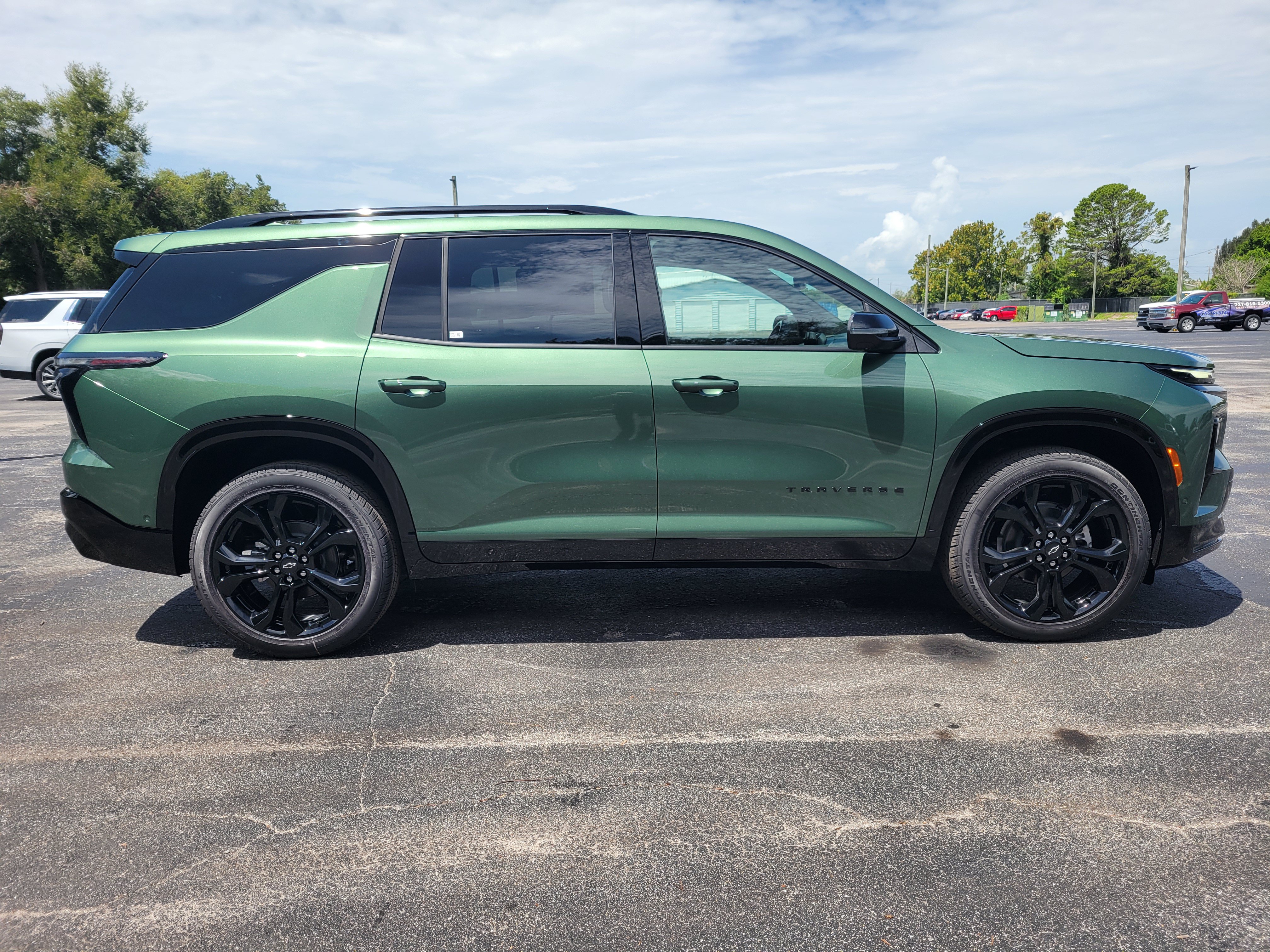 New 2027 Chevrolet Traverse RS w/ LPO, Floor Liner Package FWD image 4