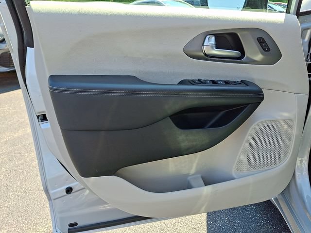 Used 2024 Chrysler Pacifica Touring-L FWD image 14