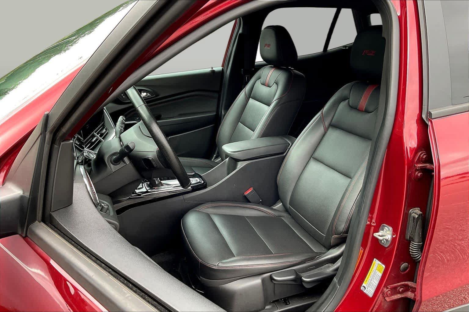 Used 2025 Chevrolet Trax RS w/ Sunroof Package FWD image 8