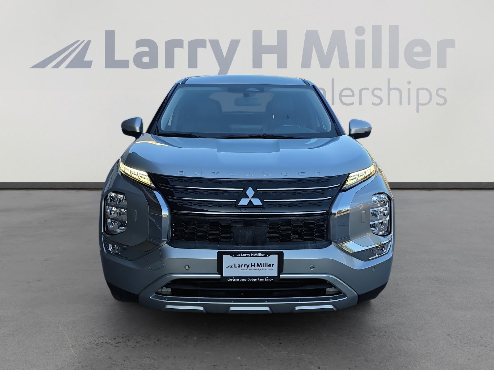 Used 2024 Mitsubishi Outlander 4WD Plug-In Hybrid image 8