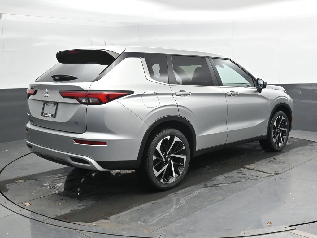 Used 2024 Mitsubishi Outlander SE image 2