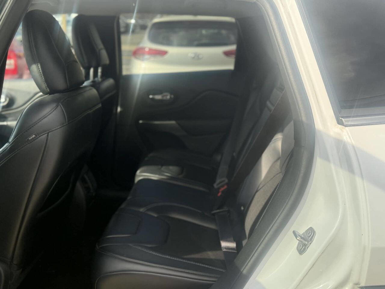 Used 2019 Jeep Cherokee Latitude Plus AWD/4WD image 12