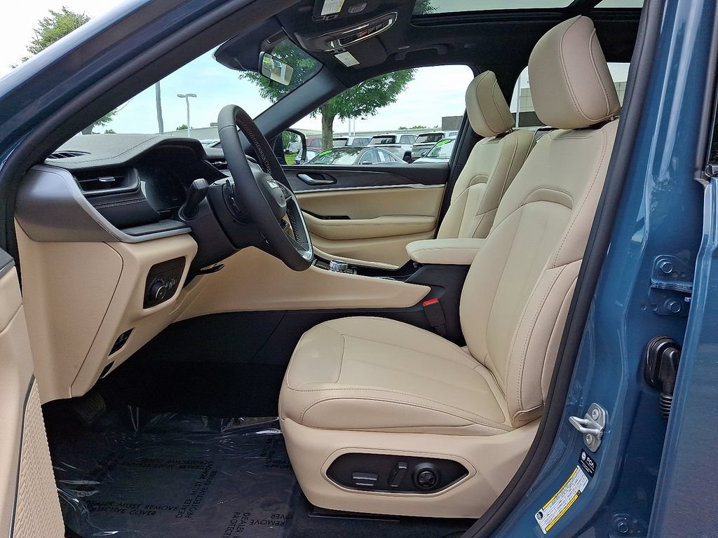 Certified 2026 Jeep Grand Cherokee Limited w/ Limited Altitude Package AWD/4WD image 13