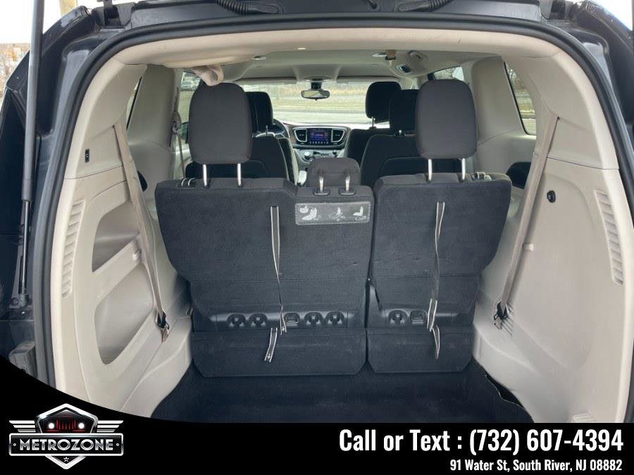 Used 2017 Chrysler Pacifica Touring image 12