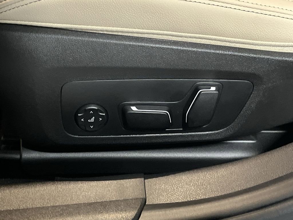 New 2025 BMW 330i xDrive Sedan w/ Convenience Package image 12