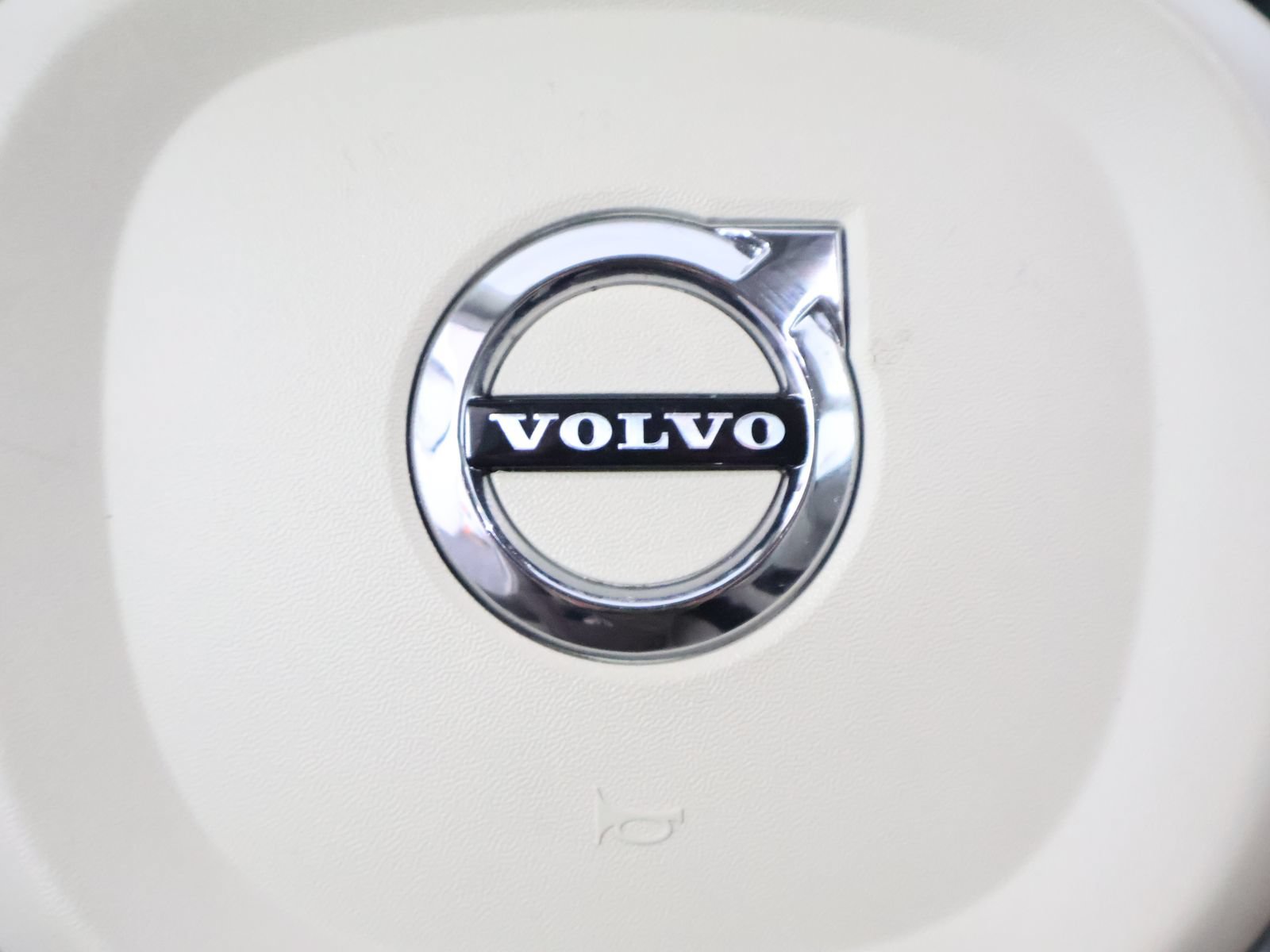 Used 2023 Volvo XC60 B5 Plus AWD/4WD image 34